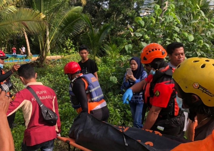 Tim SAR gabungan mengevakuasi jasad operator ekskavator Suparno dari Sungai Jupi, Kotabaru, Kamis (22/5/2025). (Dok. SAR Pos Kotabaru)