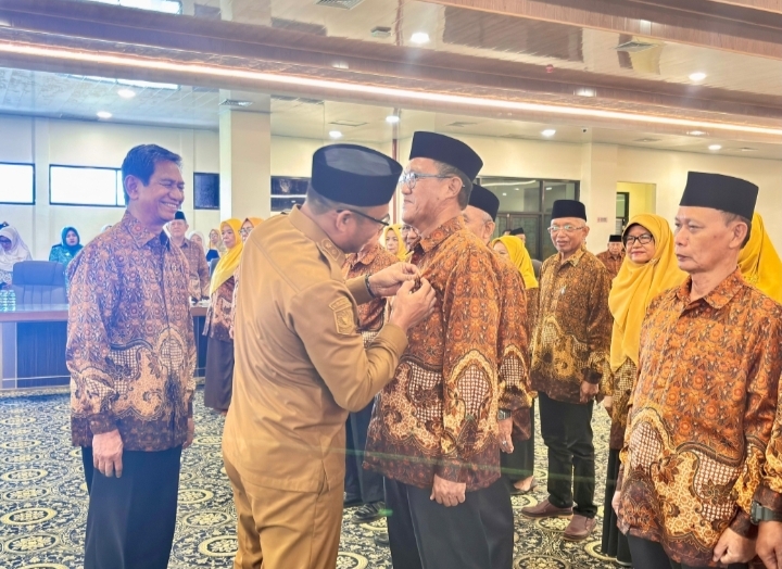 Wakil Bupati Kotabaru Syairi Mukhlis mewakili Bupati Muhammad Rusli saat pengukuhan pengurus PWRI Kotabaru masa bakti 2025–2030 di Aula Bamega, Senin (26/5/2025).