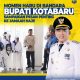 Bupati Kotabaru H Muhammad Rusli menyampaikan pesan haru kepada jamaah haji Kloter 11 yang bersiap terbang ke Tanah Suci dari Bandara Syamsuddin Noor. (Dok. Diskominfo Kotabaru)