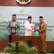 Bupati Tabalong HM Noor Rifani menerima laporan hasil pemeriksaan dari Kepala BPK RI Perwakilan Kalsel Andriyanto di Banjarbaru, Senin (26/5/2025). Ketua DPRD Riza Fahlipi mendampingi dalam penyerahan tersebut. (Dok. Pemkab Tabalong)