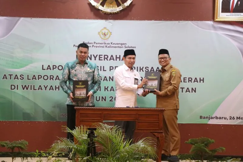 Bupati Tabalong HM Noor Rifani menerima laporan hasil pemeriksaan dari Kepala BPK RI Perwakilan Kalsel Andriyanto di Banjarbaru, Senin (26/5/2025). Ketua DPRD Riza Fahlipi mendampingi dalam penyerahan tersebut. (Dok. Pemkab Tabalong)