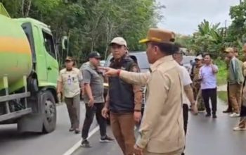 Gubernur Kalteng Agustiar Sabran menghentikan truk bermuatan lebih di jalur Trans Kalimantan, Gunung Mas, Selasa (27/5/2024).