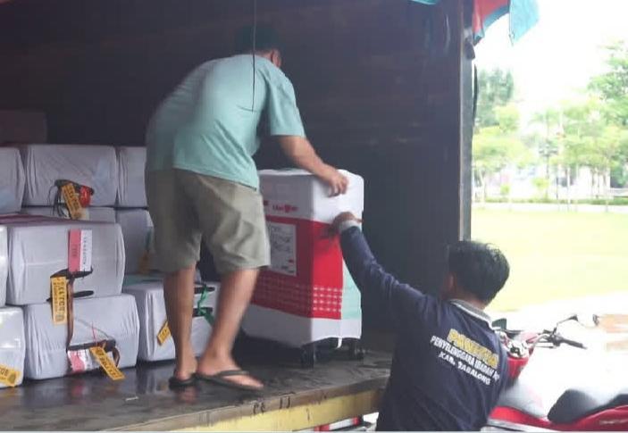Petugas Kemenag Tabalong memeriksa kesiapan jemaah Kloter 13 sebelum keberangkatan ke Asrama Haji, Rabu (28/5/2025).