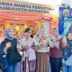 Ketua DWP Kotabaru, Risna S. Pane Eka Saprudin, memperkenalkan eco enzim kepada pengunjung stand DWP di Saijaan Expo 2025, Kamis (29/5/2025).