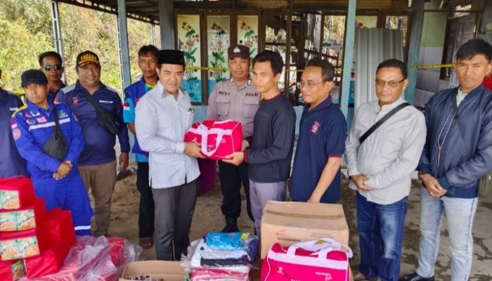 Bupati Pulang Pisau Kunjungi Korban Kebakaran di Kalawa, Serahkan Bantuan