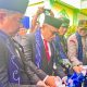 Wakil Bupati Kotabaru Sya’iri Mukhlis mewakili Bupati Muhammad Rusli saat meluncurkan Kios Pangan Saijaan Hebat di halaman Kantor Dinas Ketahanan Pangan dan Pertanian Kotabaru, Sabtu (31/5/2025). (Dok. Prokopim Kotabaru)