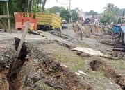Petugas BPJN Kaltim saat melakukan penanganan darurat terhadap akses jalan yang terdampak longsor di Desa Batuah, Kecamatan Loa Janan, Kabupaten Kutai Kartanegara