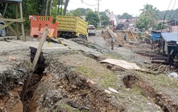 Petugas BPJN Kaltim saat melakukan penanganan darurat terhadap akses jalan yang terdampak longsor di Desa Batuah, Kecamatan Loa Janan, Kabupaten Kutai Kartanegara