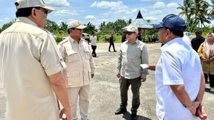 Presiden Prabowo Subianto didampingi menteri dan pengusaha Andi Syamsuddin Arsyad atau Haji Isam, saat meninjau proyek cetak sawah 1 juta hektare di Desa Wanam, Distrik Ilwayab, Merauke, Provinsi Papua Selatan, Minggu (3/11/2024). (Foto: Dok. Inilah.com)