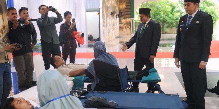 Bupati Tanah Bumbu, Andi Rudi Latif, memantau langsung pelaksanaan donor darah massal di Pendopo Kantor Bupati, Selasa (20/5/2025). (Foto: Diskominfo Tanbu)