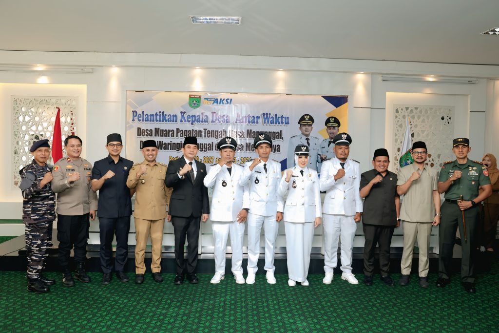 Bupati Tanah Bumbu Andi Rudi Latif dalam pelantikan empat kepala desa antar waktu di Ruang Rapat Kantor Bupati, Senin (19/5/2025).