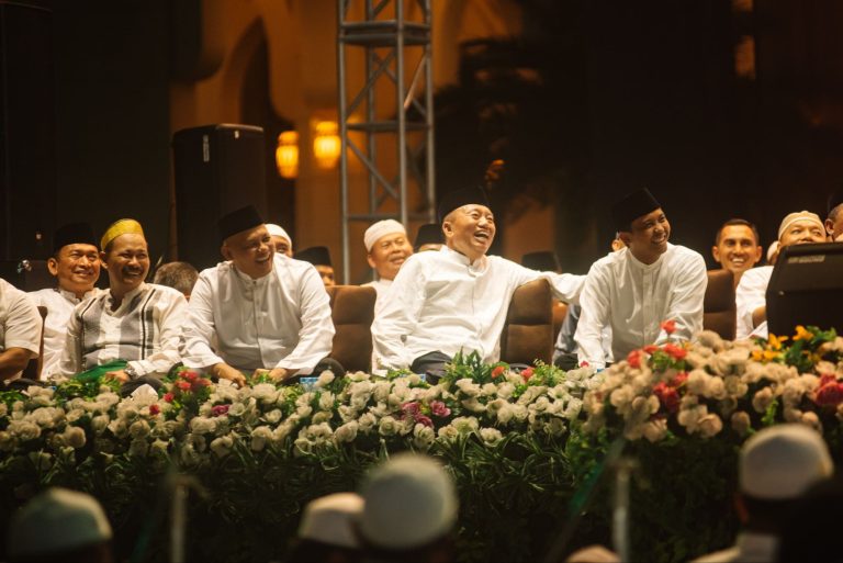Gubernur Kalimantan Selatan H. Muhidin berbaur bersama ribuan jamaah dalam Haul ke-5 H. Andi Arsyad di Masjid Agung Al-Falah, Tanah Bumbu, Selasa (20/5/2025). (Foto: Dok. Jhonlin Group)