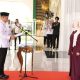 Bupati Tanah Bumbu, Andi Rudi Latif, berjabat tangan dengan Ketua GOW Tanah Bumbu usai pelantikan di Pendopo Kantor Bupati, Rabu (11/6/2025).