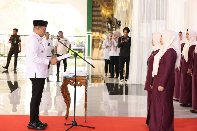 Bupati Tanah Bumbu, Andi Rudi Latif, berjabat tangan dengan Ketua GOW Tanah Bumbu usai pelantikan di Pendopo Kantor Bupati, Rabu (11/6/2025).