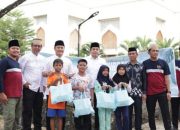 Bupati Tanah Bumbu Serahkan Langsung Daging Kurban Bantuan Presiden