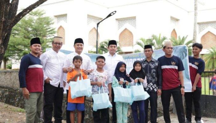 Bupati Tanah Bumbu Serahkan Langsung Daging Kurban Bantuan Presiden