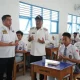 Bupati HSS Syafrudin Noor meninjau pelaksanaan Program Makan Bergizi Gratis di SMAN 2 Kandangan, Rabu (28/5/2025).