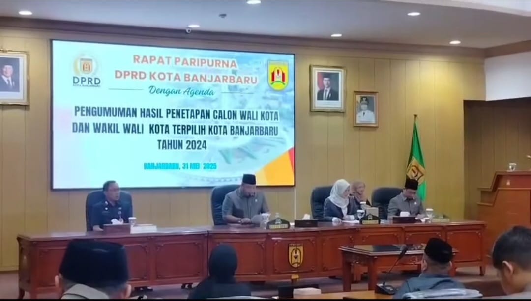 Ketua DPRD Banjarbaru Gusti Rizky Sukma Iskandar Putra memimpin penetapan Wali Kota Terpilih hasil Pilkada 2024 di Graha Paripurna, Sabtu malam (31/5/2025).