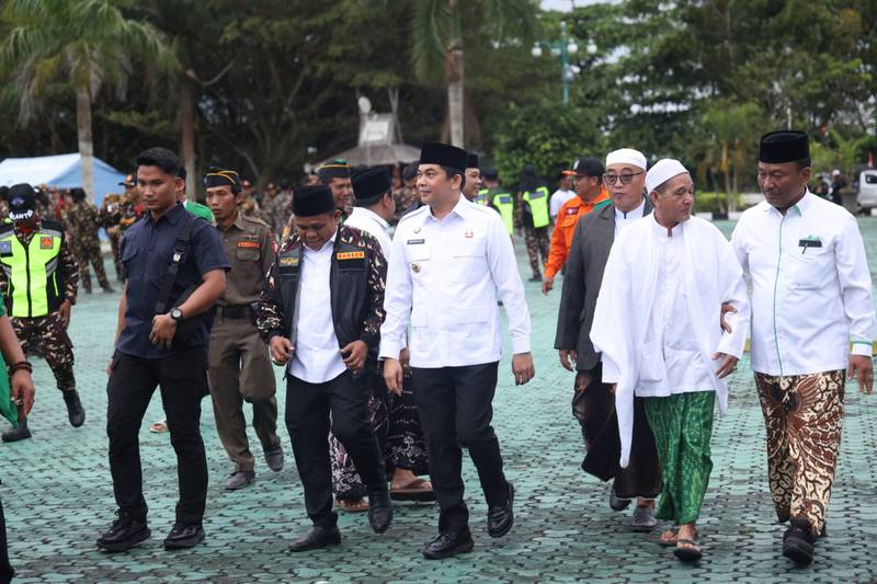 Wakil Ketua I DPRD Tanah Bumbu, Hasanuddin, memberikan sambutan dalam apel Harlah ke-91 GP Ansor di Halaman Kantor Bupati, Minggu (1/6/2025).