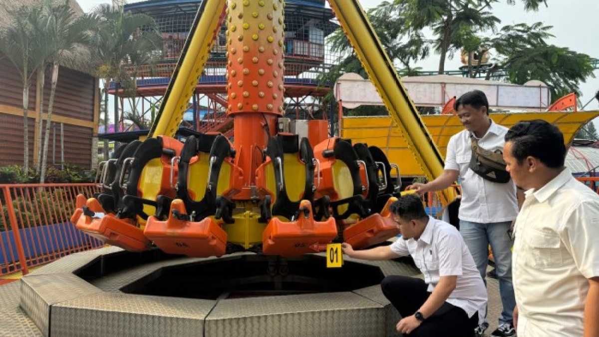 Petugas memeriksa wahana 360 Pendulum Jatim Park 1 di Kota Batu, usai insiden yang melukai seorang pelajar, Selasa (8/4/2025).