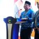 Bupati Tanah Laut H. Rahmat Trianto memberikan cinderamata kepada Ali Sobirin dalam acara pisah sambut Ketua PN Pelaihari di Gedung Balairung Tuntung Pandang, Senin (2/6/2025). (Foto: Prokopim Tanah Laut)