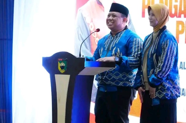 Bupati Tanah Laut H. Rahmat Trianto memberikan cinderamata kepada Ali Sobirin dalam acara pisah sambut Ketua PN Pelaihari di Gedung Balairung Tuntung Pandang, Senin (2/6/2025). (Foto: Prokopim Tanah Laut)