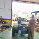 H. Dedi Malik mewakili H. Deden menyerahkan Mitsubishi Triton kepada SMKN 1 Satui untuk praktik otomotif. Dok. SMKN 1 Satui