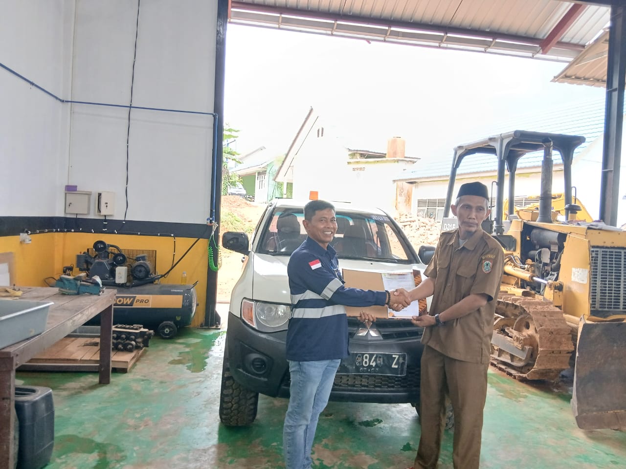 H. Dedi Malik mewakili H. Deden menyerahkan Mitsubishi Triton kepada SMKN 1 Satui untuk praktik otomotif. Dok. SMKN 1 Satui