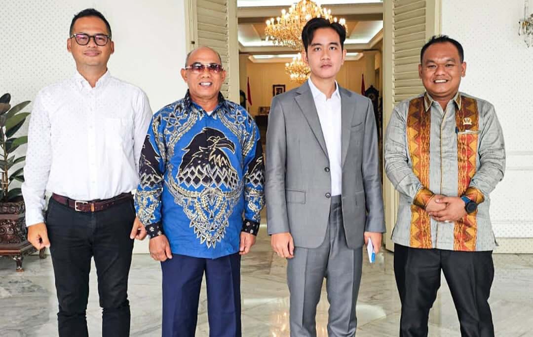 Bupati Kotabaru H. Muhammad Rusli berdialog dengan Wapres RI Gibran Rakabuming Raka membahas pengembangan KEK Mekarpurih di Jakarta. Dok. Pemkab Kotabaru