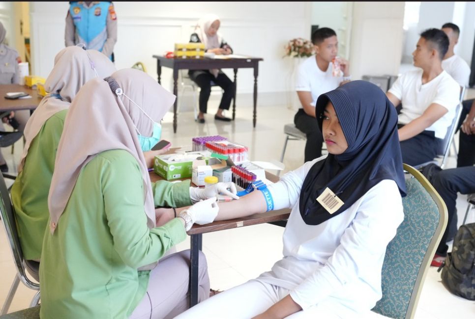 Tenaga medis memeriksa calon anggota Polri dalam pemeriksaan kesehatan tahap II di Polda DIY, Selasa (3/6/2025). (Dok. Polda DIY)