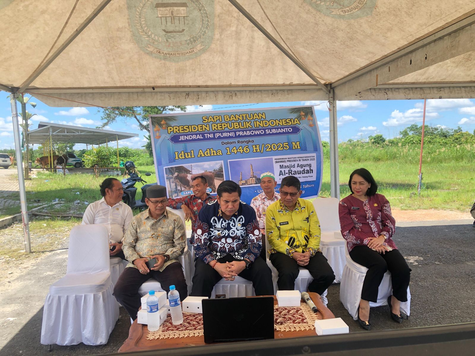 Wabup Pulang Pisau Ahmad Jayadikarta didampingi kadis kominfo menyaksikan penyerahan simbolis sapi kurban bantuan Presiden RI melalui Zoom meeting dengan Wakil Menteri Sekretaris Negara (Wamensesneg) Juri Ardiantoro, di Masjid Agung Ar Raudhah, Kamis (5/6/2025).