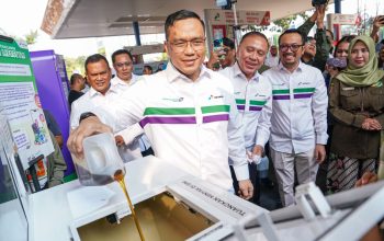 Warga Semarang menyetorkan minyak jelantah dan botol plastik di SPBU Pertamina Jalan Sisingamangaraja, Jumat (6/6/2025). (Dok. Pertamina Patra Niaga)