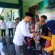 Dandim 1022/Tanah Bumbu Letkol Inf Zierda Aulia Salam menyerahkan sapi kurban kepada panitia di halaman Makodim, Jumat (6/6/2025).