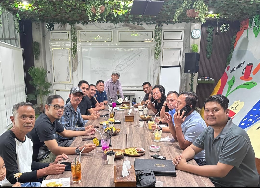 Ketua PWI Tanbu Slamet Riadi memimpin rapat internal bersama pengurus dan anggota PWI di REI Beach Café, Batulicin, Senin (9/6/2025). (Foto: Dok. PWI Tanbu)
