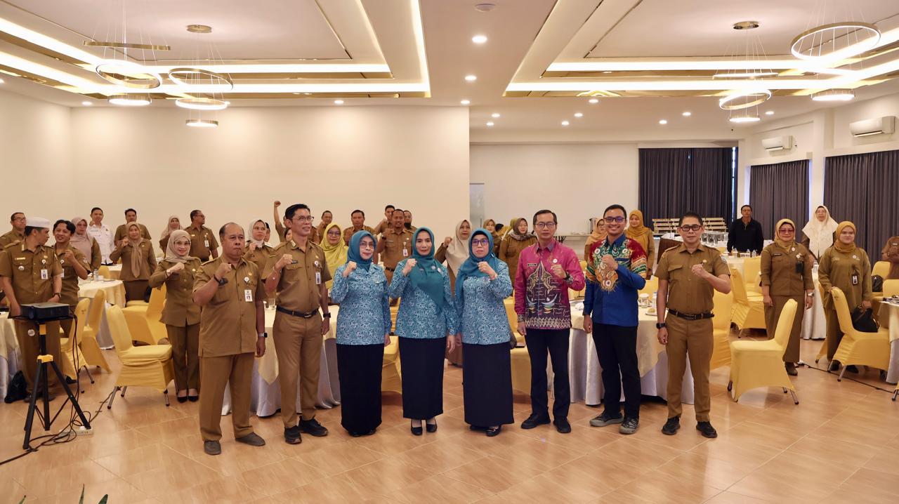 Wakil Ketua TP PKK Kotabaru Hadijah membuka Rapat Koordinasi Pembina Posyandu 2025 di Hotel Grand Surya, Selasa (10/6/2025).