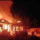 Petugas Damkar bersama relawan memadamkan api yang membakar rumah warga di Desa Sungai Danau, Kecamatan Satui, Kamis dini hari (12/6/2025). Tiga rumah ludes terbakar dalam peristiwa ini. (Foto: Dok. Damkar Tanah Bumbu)