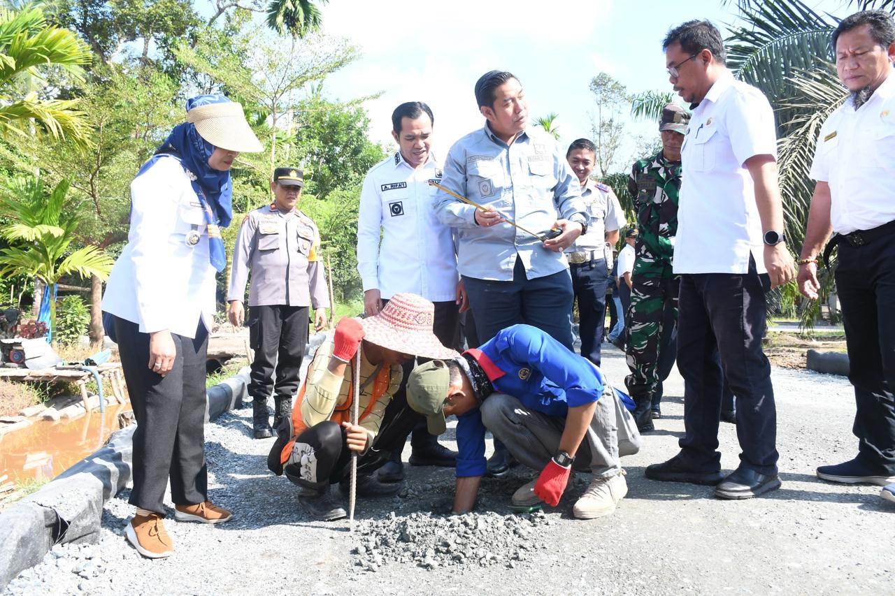 Bupati Ahmad Rifa’i bersama Wakil Bupati Ahmad Jayadikarta meninjau kondisi Jalan Patih Rumbih di Kecamatan Pandih Batu, Rabu (11/6/2025), sebagai bagian dari program 100 hari kerja.