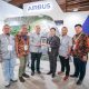 Yosep Iswadi (VP Aviation Fuel Business Pertamina Patra Niaga) dengan perwakilan Airbus di Indo Defence 2025, JIExpo Kemayoran, Kamis (12/6/2025).