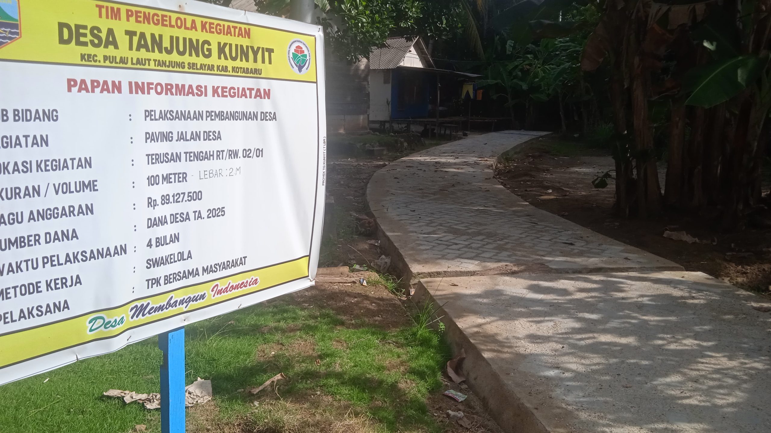 Kepala Desa Tanjung Kunyit menunjukkan lokasi proyek swakelola yang dijadikan bahan tudingan pemerasan oleh pria yang mengaku wartawan.