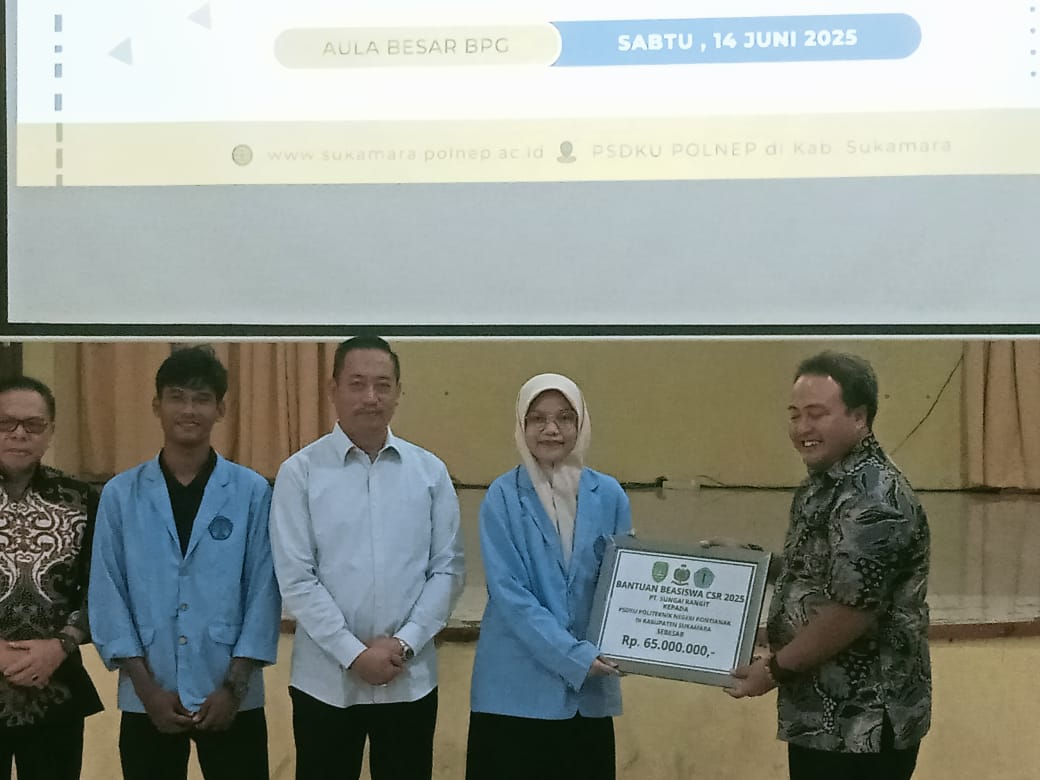 Manajemen PT Sungai Rangit Sampoerna Agro menyerahkan dana beasiswa CSR kepada Polnep Sukamara di BPG Sukamara, Sabtu (14/6/2025).