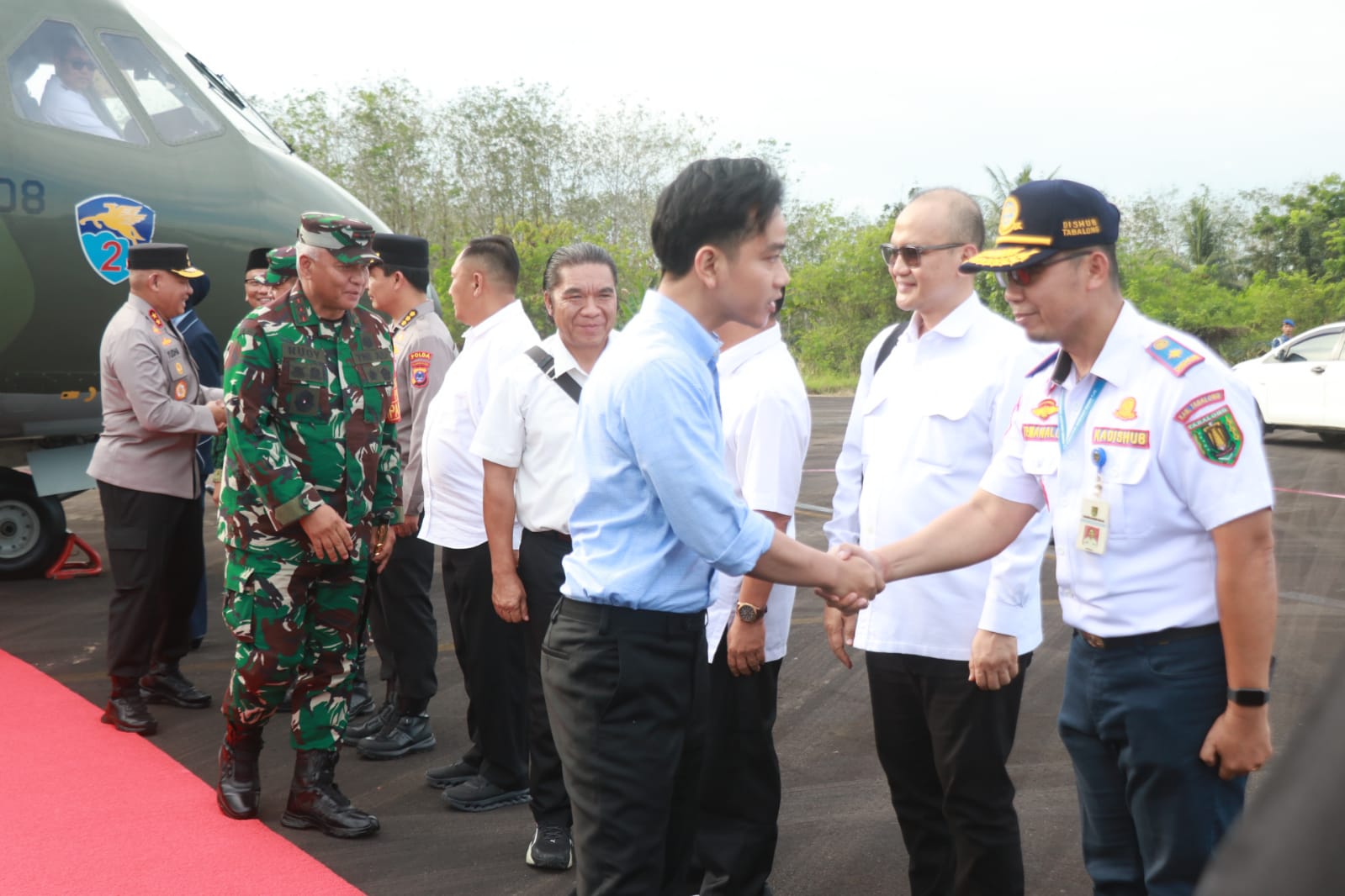 Wapres Gibran tiba di Bandara Warukin, Tabalong, disambut jajaran pejabat setempat.