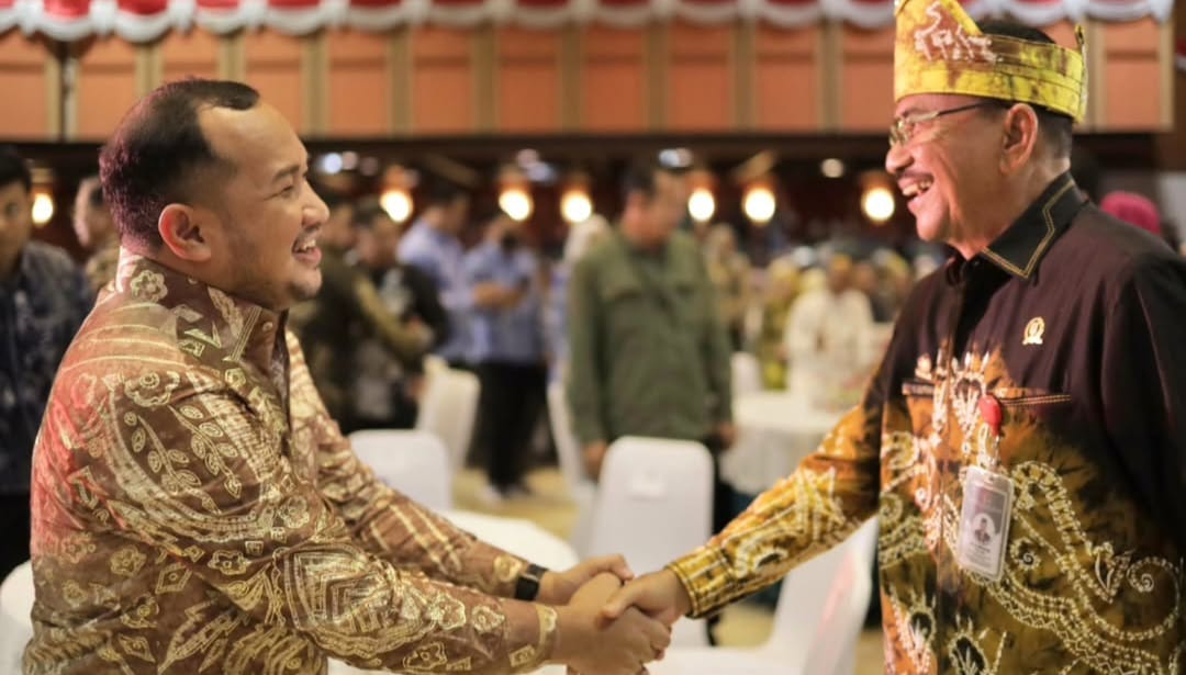 Ketua DPRD Kalsel Supian HK bersalaman hangat dengan M. Alpia Rakhman dan warga Banjar se-Jabodetabek dalam Halal Bihalal di Auditorium Manggala Wanabakti, Minggu (15/6/2025).