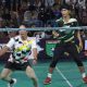 Suporter bersorak saat Tim Agripina Putra menghadapi Neng Mawar bermain apik dalam Kapolres Tanah Bumbu Cup 2025 di GOR Parama Satwika, Sabtu (14/6/2025).