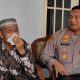 Kapolres Tanah Bumbu dan Ketua Bhayangkari menyerahkan bingkisan kepada Purnawirawan Polri dalam kegiatan anjangsana, Senin (16/6/2025).