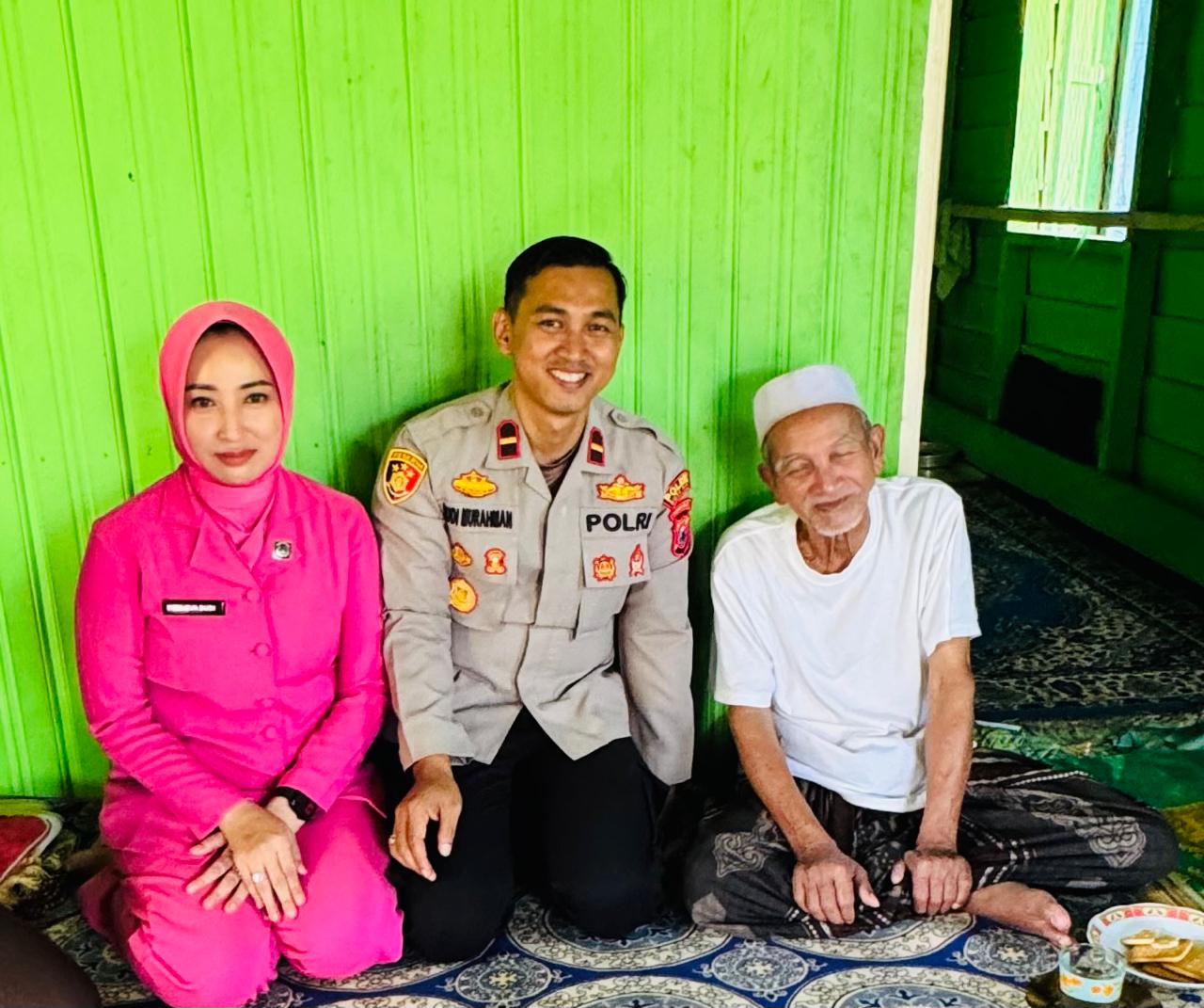 Kapolsek Kelumpang Selatan, Ipda Budi Murahman, saat bersilaturahmi ke kediaman tokoh agama Guru Mufron (Kai Busu), Senin (16/6/2025).