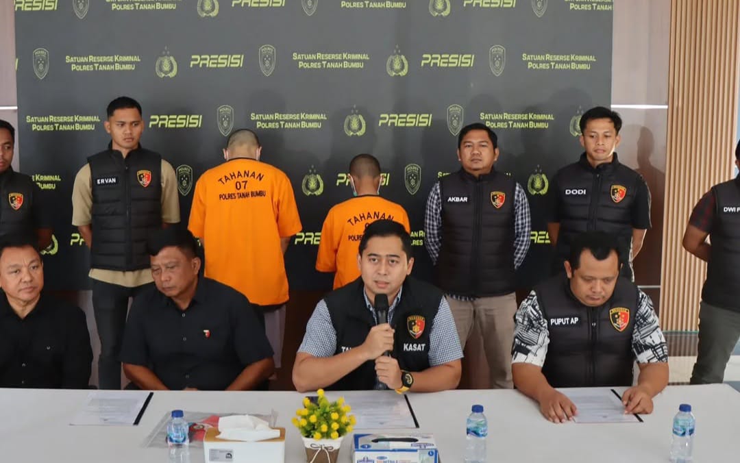 Kasatreskrim Polres Tanah Bumbu AKP Taufan Maulana saat memaparkan kronologi kasus penyebaran video asusila di Pendopo Gajah Mada, Selasa (17/6/2025).