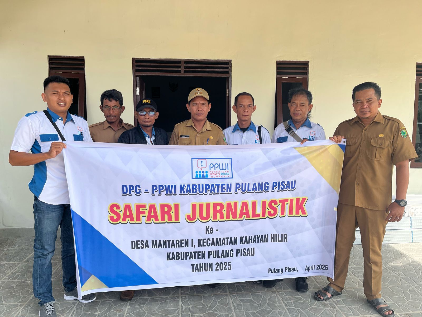 Kepala Desa Mantaren 2, Supardi, saat menerima kunjungan safari jurnalistik DPC PPWI Pulang Pisau, Selasa (21/4/2025).