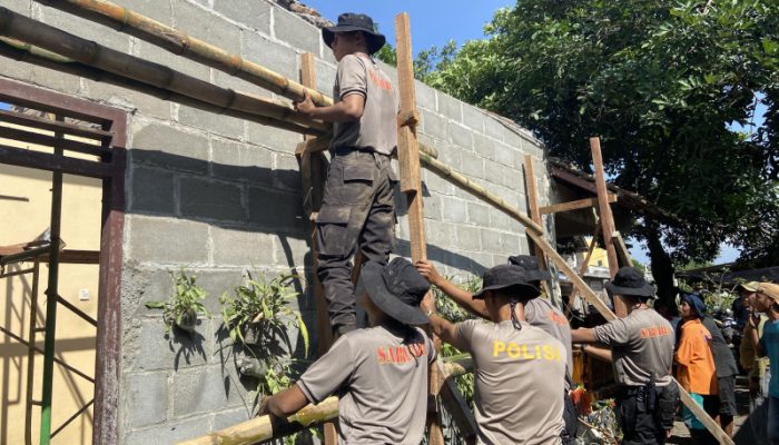 Samapta Polda DIY Renovasi Atap Rumah Warga Lewat Program SAGORO