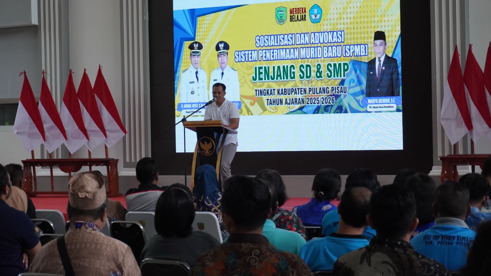 Bupati Pulang Pisau H. Ahmad Rifa’i saat membuka Sosialisasi dan Advokasi SPMB Tahun Ajaran 2025/2026 di Aula Banama Tingang, Jumat (20/6/2025).
