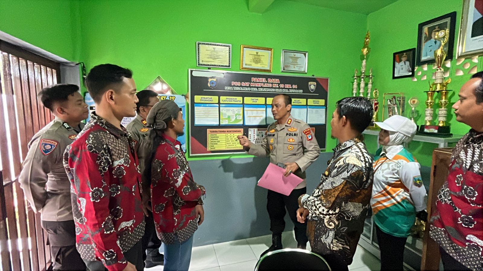 AKBP Dr. Mohamad Fihim bersama tim meninjau kesiapan Poskamling RT 19 Desa Tegalrejo, Kecamatan Kelumpang Hilir, Kotabaru, Jumat (20/6/2025).